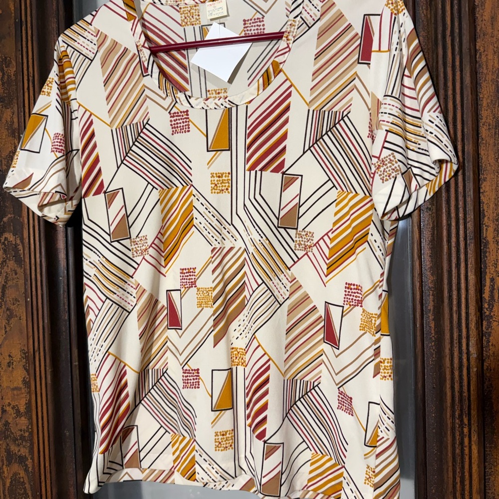 Geometric Patterned Short Sleeve Top